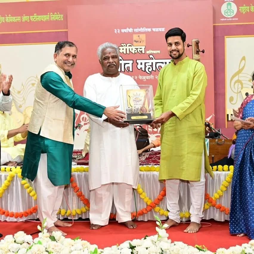 Ninad Joshi receiving Amrut Prabha Award by Padamshree Pandit Venkatesh Kumar Ji